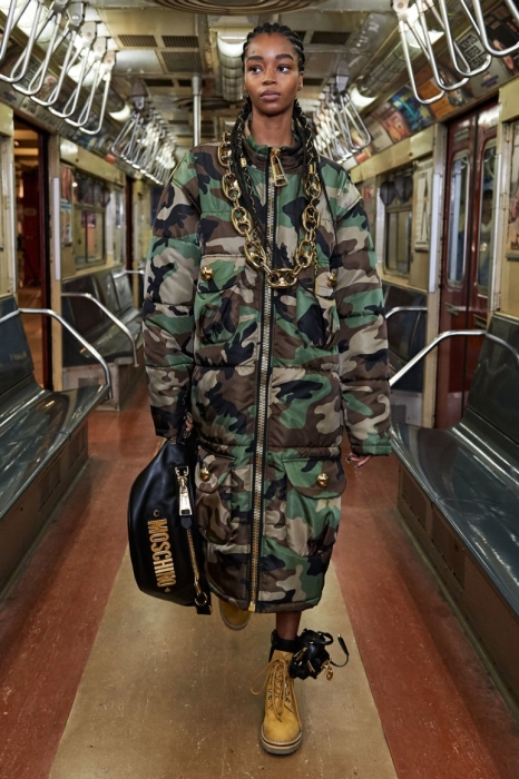Роскошь и приземленность: шоу Moschino Pre-Fall 2020 прошло в нью-йоркском метро. - фото №2
