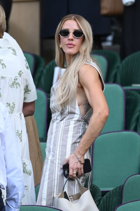 Еллі Голдінг показала, з чим поєднувати сукню в смужку