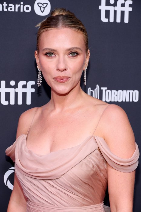 Скарлетт Йоханссон вышла на красную дорожку в нежном платье