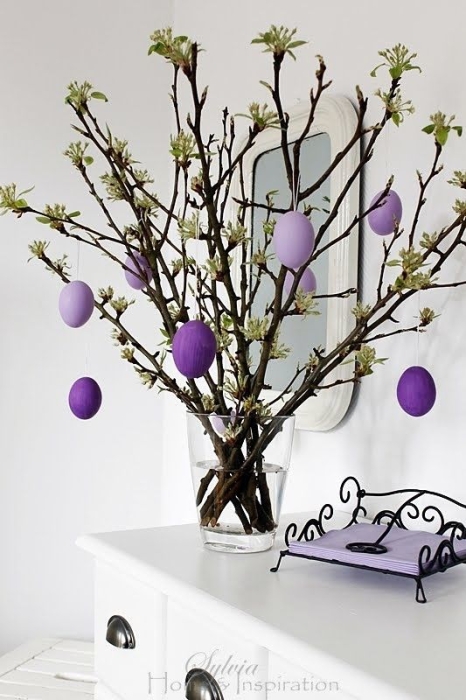 Ветви деревьев и пасхальные яйца фиолетовых оттенков, фото