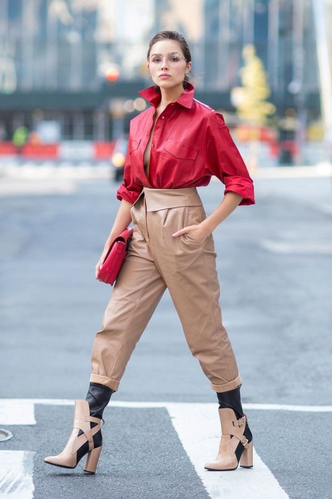 Жінка у штанах та рубашці з еко-шкіри: бежевий низ, червоний верх, фото