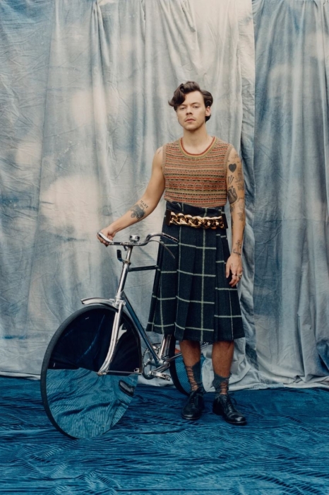 Гарри Стайлс примерил кружевные платья и юбки Gucci для американского Vogue (ФОТО) - фото №2