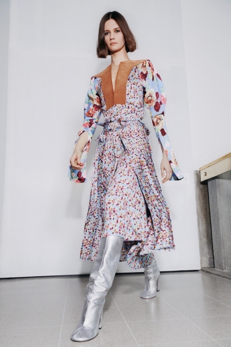 Цветочные платья и элегантные костюмы: обзор новой коллекции Victoria Beckham (ФОТО) - фото №2
