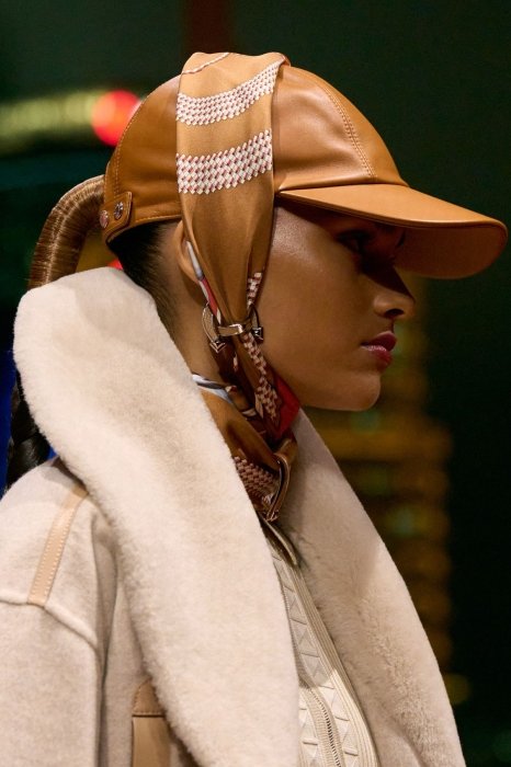 Модные головные уборы весна-лето 2026 — фото