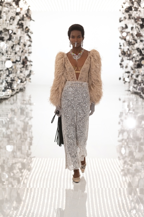 Огромные плечи и сумки в виде сердца: Gucci представили коллаборацию с Balenciaga (ФОТО) - фото №5