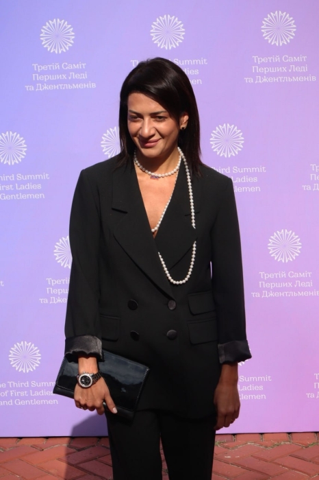 Total black от Анны Акопян: жена премьера Армении впервые прибыла на мероприятие, организованное Зеленской (ФОТО) - фото №4