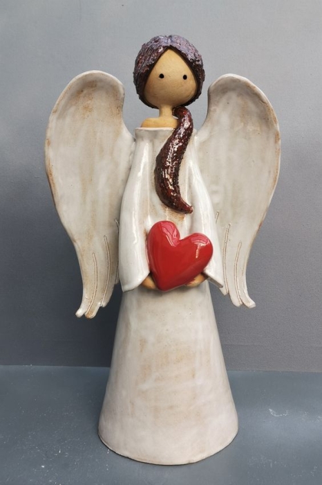 Статуетка ангела, який тримає сердечко, фото