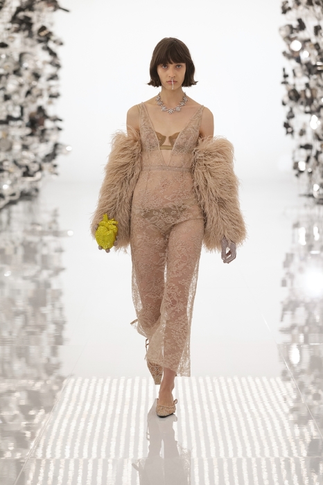 Огромные плечи и сумки в виде сердца: Gucci представили коллаборацию с Balenciaga (ФОТО) - фото №6