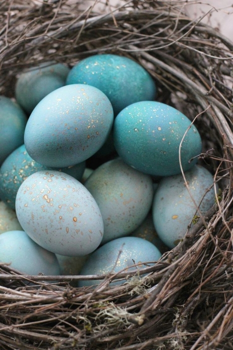 Голубые пасхальные яйца с золотистым блеском, фото