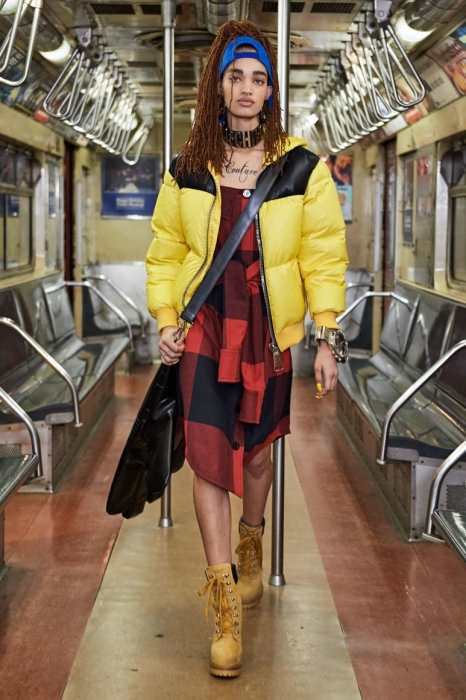 Роскошь и приземленность: шоу Moschino Pre-Fall 2020 прошло в нью-йоркском метро. - фото №1