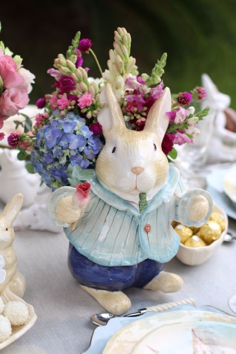 Кролик несет цветы, статуэтка, фото