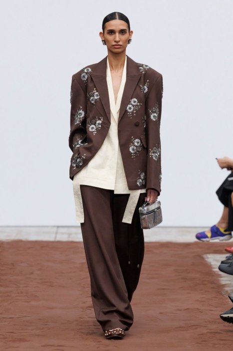 Модный образ с цветами.