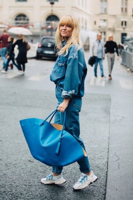 Объемная голубая сумка