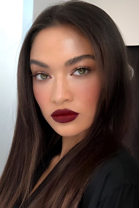 Макияж с красными губами.