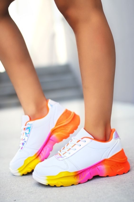 Білі кросівки з кольоровою підошвою