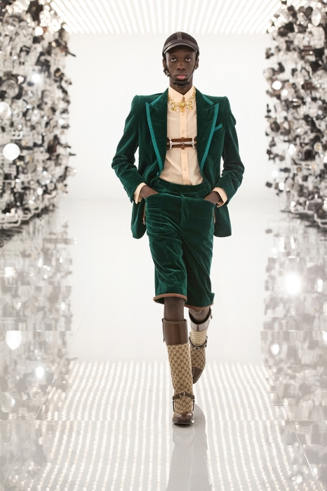 Огромные плечи и сумки в виде сердца: Gucci представили коллаборацию с Balenciaga (ФОТО) - фото №1