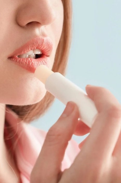 Тріскаються губи взимку – що робити