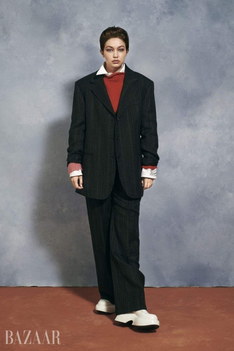 Без макияжа и в мужских образах: Джиджи Хадид снялась в необычной фотосессии для глянца - фото №4