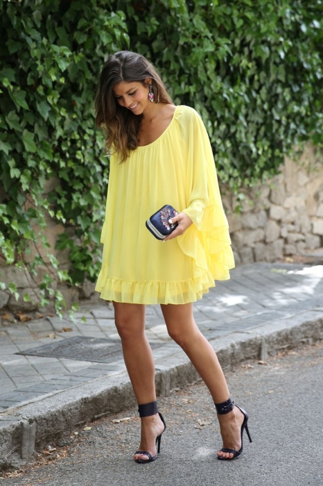 Желтые сарафаны и платья: дизайнеры представили модные новинки для лета 2023 года (ФОТО) - фото №10