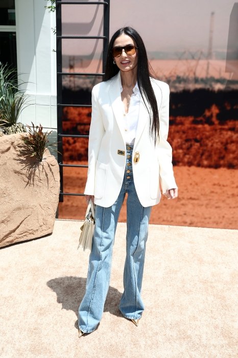 Демі Мур показала, з чим носити джинси-кльош