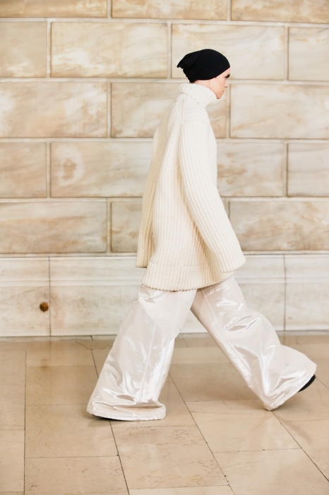 Платье с брюками, сумасшедшие объемы и смелые принты: новая коллекция Marc Jacobs (ФОТО) - фото №1