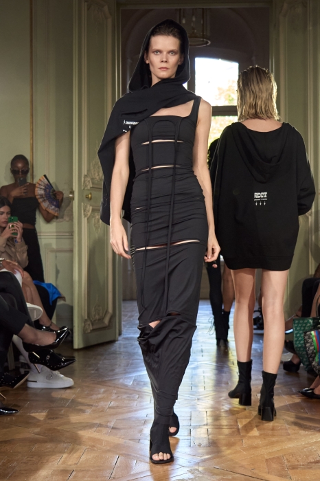 Новая коллекция Андре Тана, посвященная женскому лону, стала сенсацией на Неделе моды в Париже - фото №5