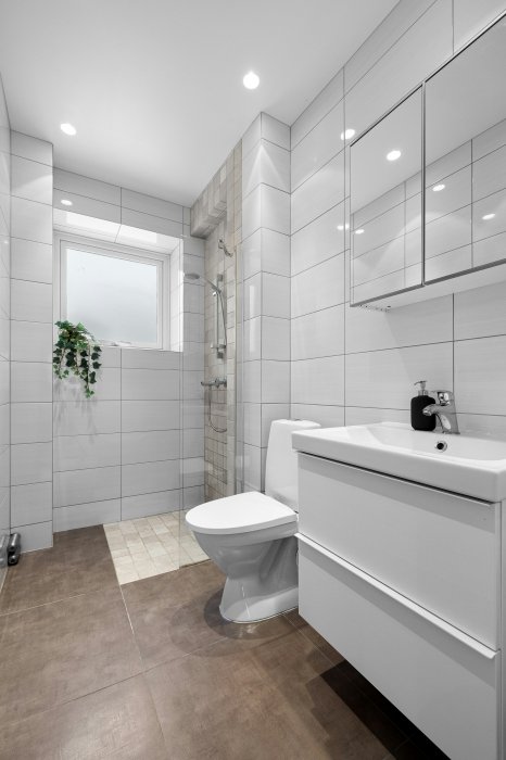 Открытая душевая зона без и дверей