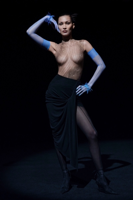 "Голые" платья, акробатические трюки и звездные модели в новом показе Mugler (ФОТО+ВИДЕО) - фото №4