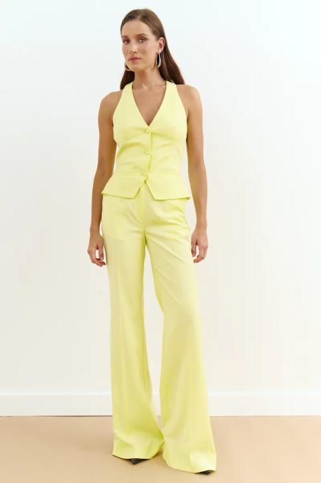 Что надеть на 1 сентября старшекласснице — образы со штанами и шортами