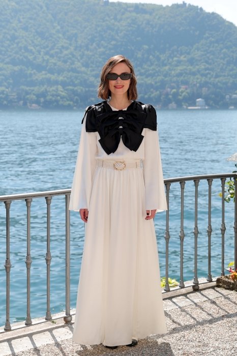 Кира Найтли показала, как стилизовать пояс с жемчугом