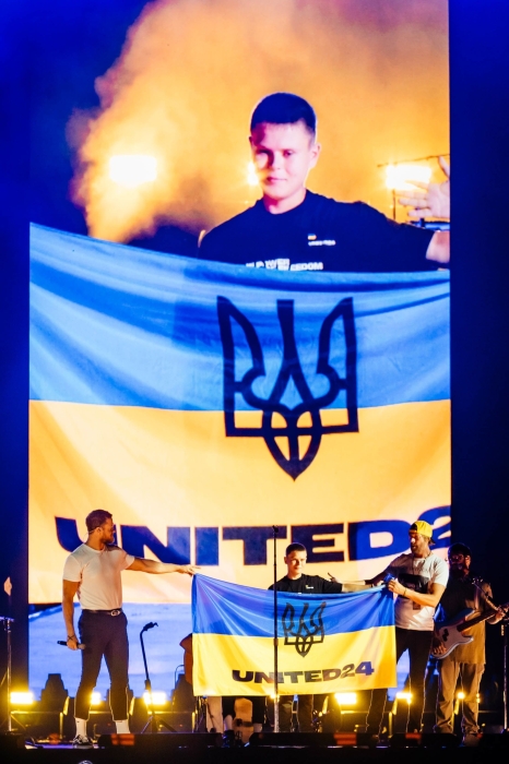 Поруч з легендарними музикантами. Український хлопчик з'явився на сцені разом з "Imagine Dragons" (ФОТО) - фото №1