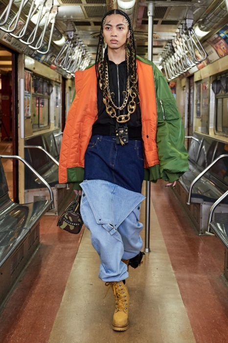 Роскошь и приземленность: шоу Moschino Pre-Fall 2020 прошло в нью-йоркском метро. - фото №4