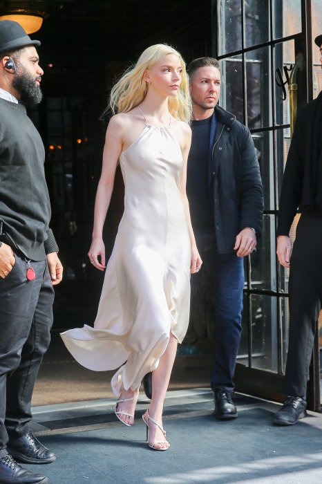 Аня Тейлор-Джой — модна шовкова сукня 2026