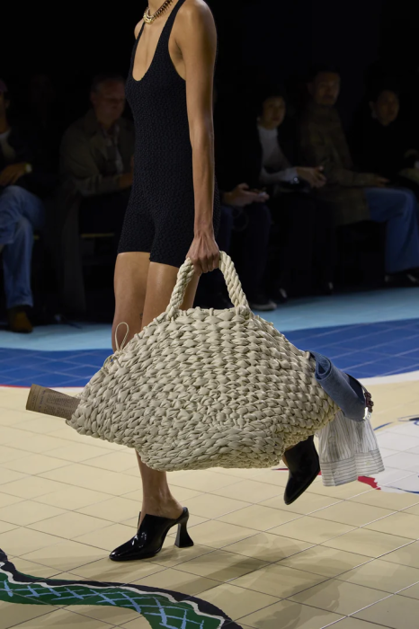 На фото гигантская плетеная сумка