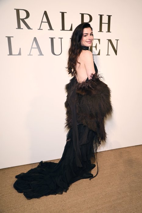 Энн Хэтэуэй – модное платье с открытой спиной 2026