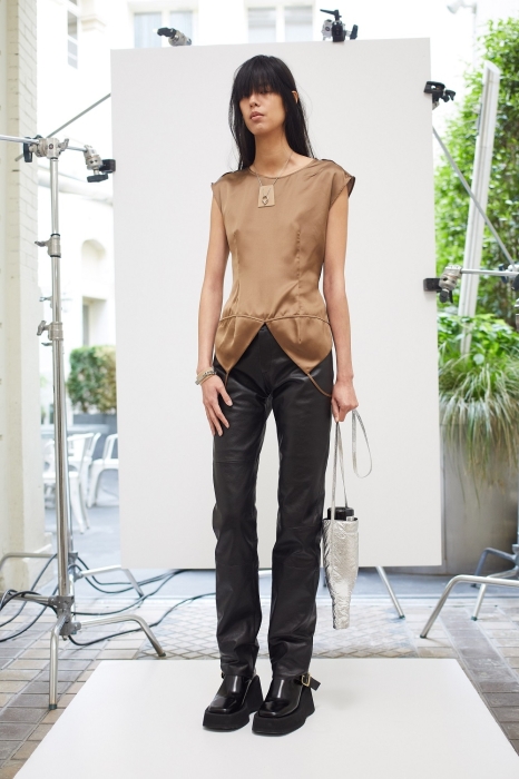 Асимметричные рубашки, удлиненные свитера и широкие брюки: обзор новой коллекции Maison Margiela (ФОТО) - фото №1