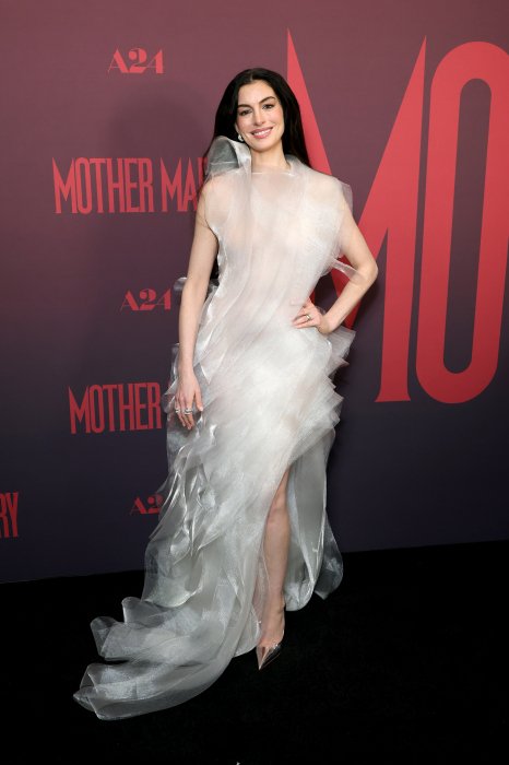 Энн Хэтэуэй в образе от украинского бренда.