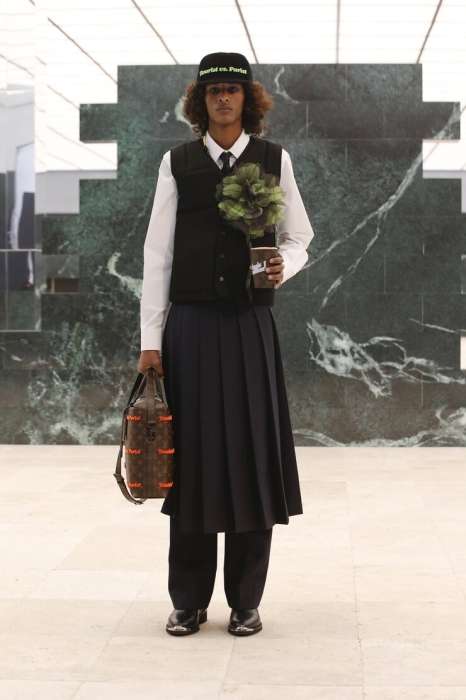 Мужские юбки, 3D-куртки и вещи из пластика: обзор новой коллекции Louis Vuitton (ФОТО) - фото №2
