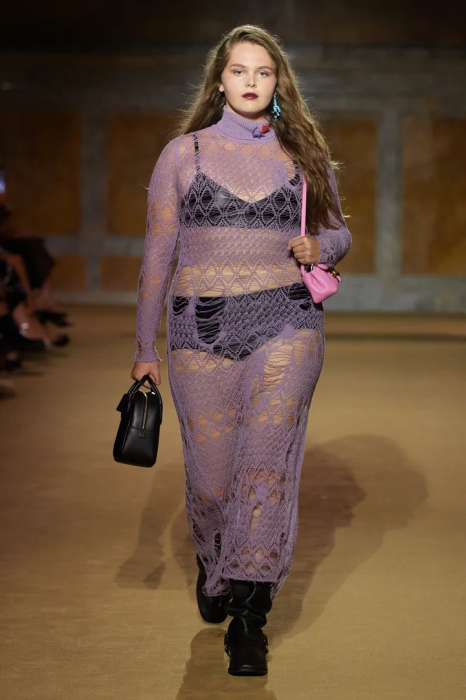 На фото модель в фиолетовом вязаном платье