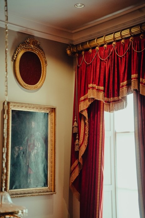 Виглядають занадто формально