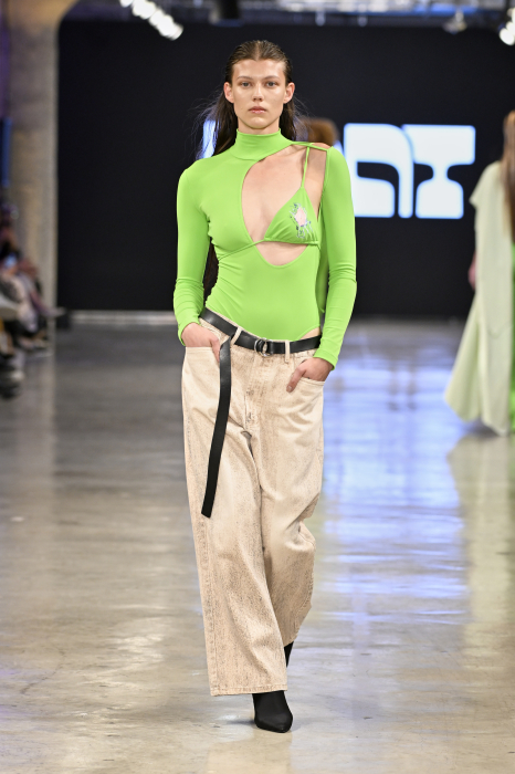Неделя моды Los Angeles Fashion Week, модель шагает по подиуму - фото
