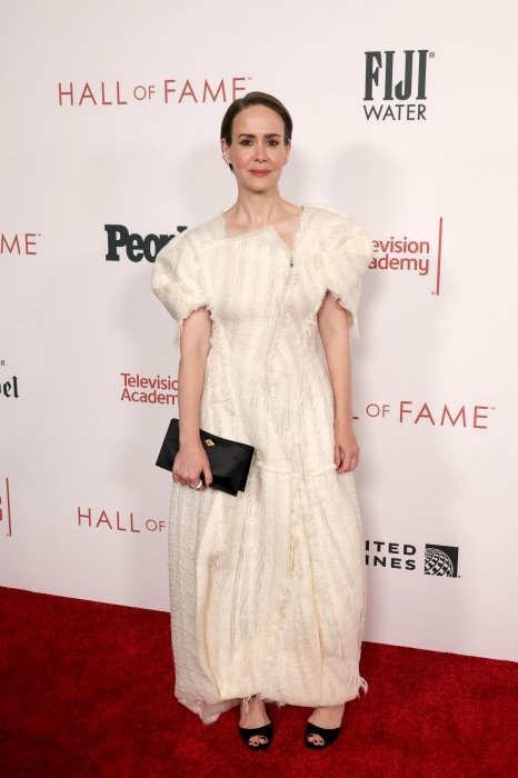 Сара Полсон показала, с чем носить платье цвета слоновой кости