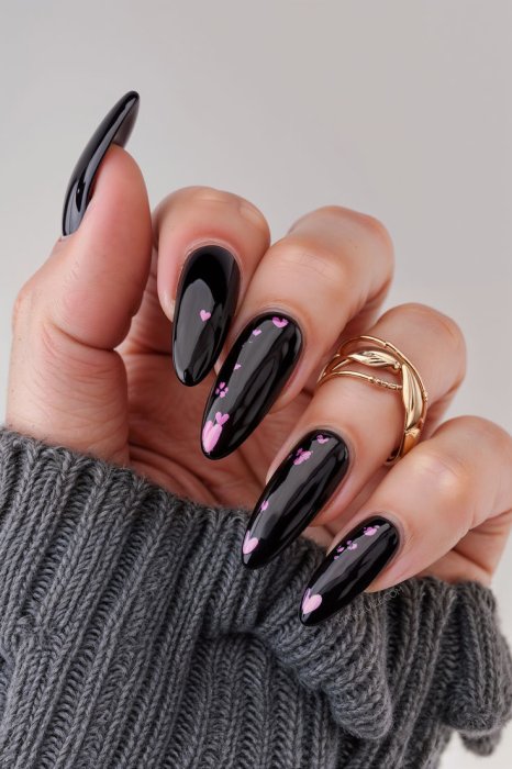 Ідеї манікюру на 14 лютого 2026 — в темних кольорах