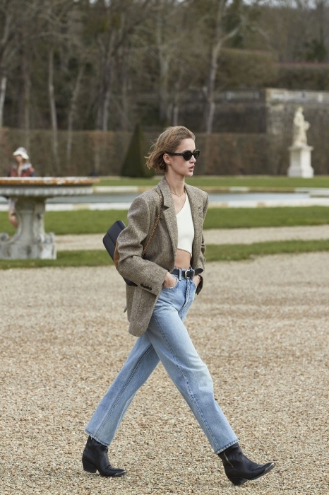 Гламурные платья и сапоги-казаки: смотрите, как прошел показ Celine в Версальских садах (ФОТО) - фото №6