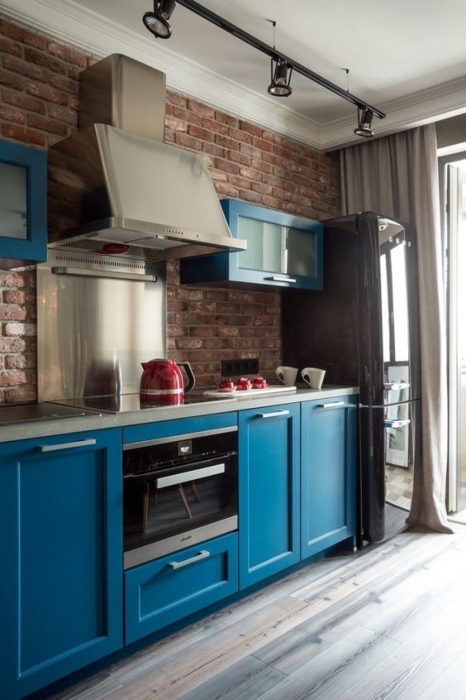 Кухня синего цвета.