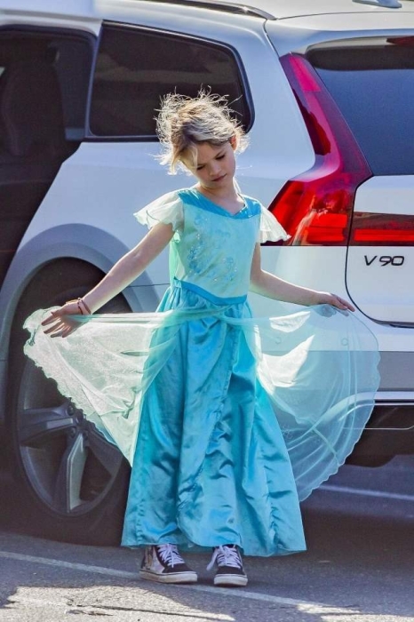 Маленькая принцесса: сын Меган Фокс пришел на детский праздник в любимом платье (ФОТО) - фото №1