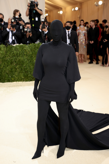 Ким Кардашьян в черном платье, фото