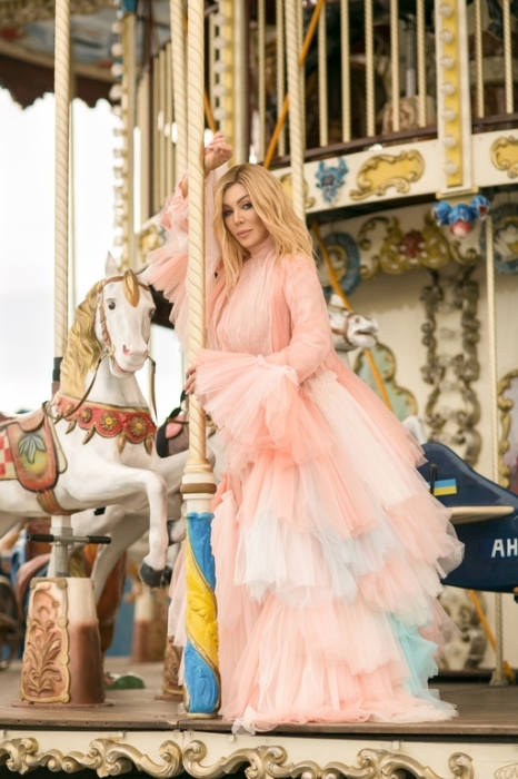 В зефирно-розовом платье и в окружении детей: Ирина Билык выпустила клип на песню "Я умею любить" (ВИДЕО) - фото №2