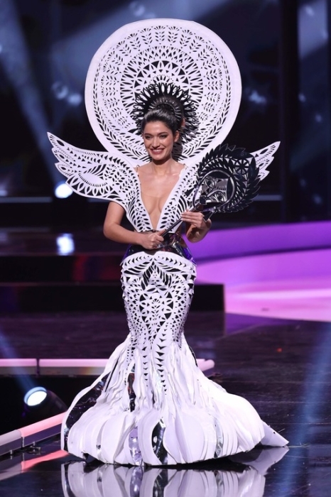 Представительница Украины на "Мисс Вселенная" показала национальный костюм весом 7 кг (ФОТО) - фото №1