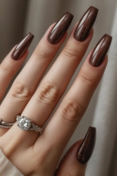 Коричневый маникюр, идеи на осень 2025